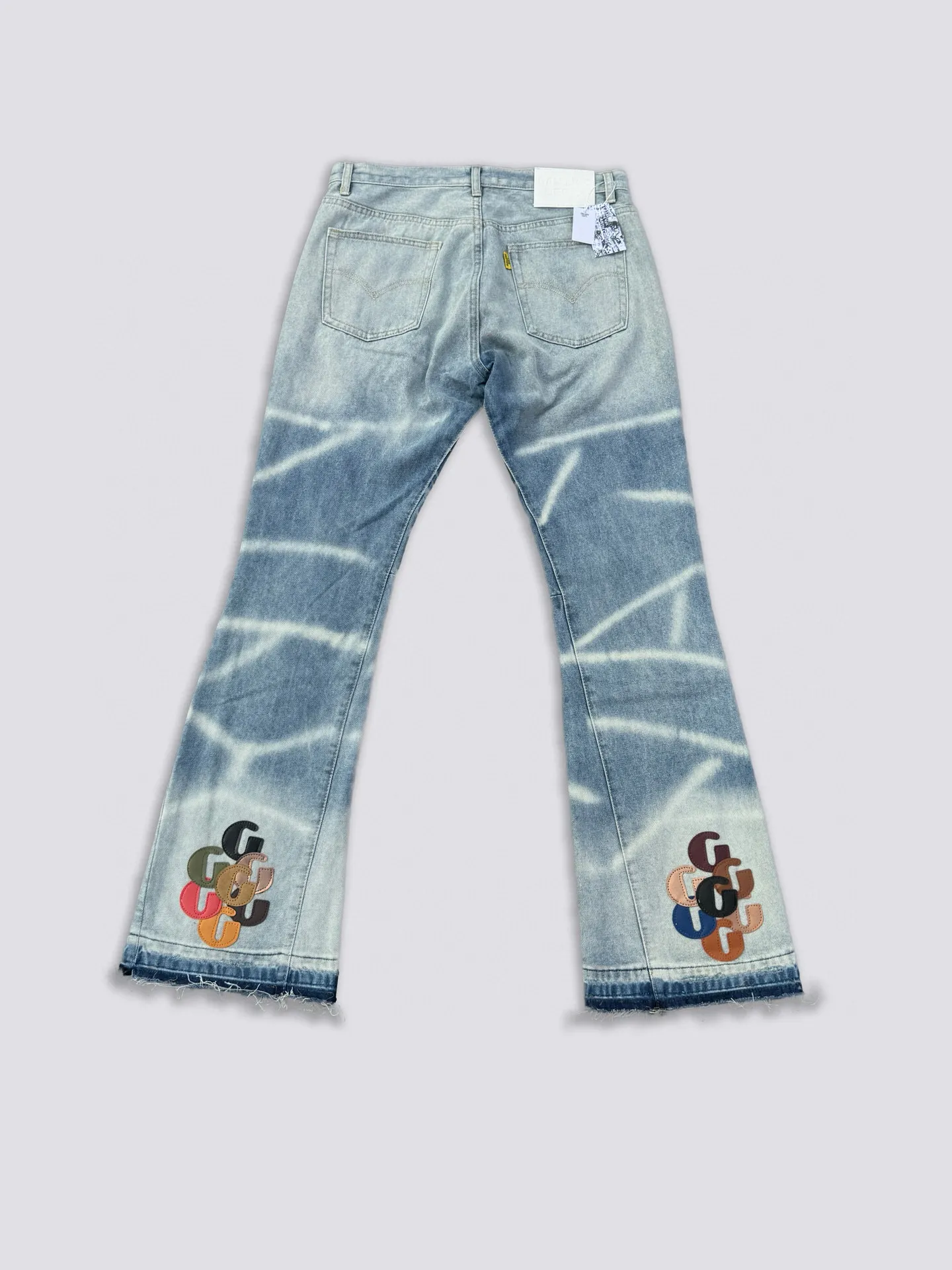 -Size upper body P240#G66 GALLERY DEPT. Denim spliced ​​with all-over printed leather ripped bell-bottoms, washed and distressed jeans. GALLERY is attracted by these bell-bottoms. Whether it is a reset of Carhartt or Levis, they all create a strong brand style. Since these pants are modified from rare vintage, the production capacity is limited. Therefore, after many icons wore them, these pants were once hard to find. Later, perhaps due to the improvement of GD's business in the past two years and the expansion of production lines, the brand itself lowered the price, so I can't wait any longer for these pants this year and will definitely buy them. During the process of the denim washing plant, the owner of the washing plant helped introduce a boss who had worked for Levi's foundry and started his own business. This also paved the way for the following styles. Therefore, Levi's remodeled single product for the base plate is really familiar. Whether it is the fabrics supplied or the lathes used in production, there is nothing to choose from. -Color: blue -Size: S-XXL (corresponding to 28-36)